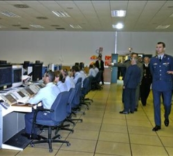 Su Alteza Real el Príncipe de Asturias atiende a las explicaciones durante su visita la Base Aérea de Zaragoza