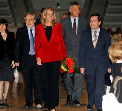 Doña Cristina, a su llegada, acompañada por el delegado del Gobierno en Cataluña y presidente de la Junta del Patronato del Hospital Clínic