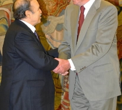 El Rey saluda al presidente de la República de Argelía