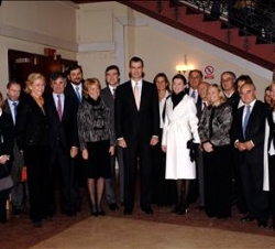 Los Príncipes de Asturias, con las autoridades y representantes de asociaciones de voluntarios, a su llegada al Teatro Monumental de Madrid, donde pre