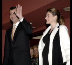Sus Altezas Reales los Príncipes de Asturias saludan a los asistentes al concierto en el Teatro Monumental