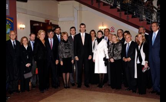 Los Príncipes de Asturias, con las autoridades y representantes de asociaciones de voluntarios, a su llegada al Teatro Monumental de Madrid, donde pre
