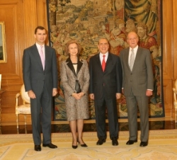 Sus Majestades los Reyes y Su Alteza Real el Príncipe de Asturias, con el Secretario General de la Organización para la Cooperación y el Desarrollo Ec