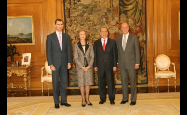 Sus Majestades los Reyes y Su Alteza Real el Príncipe de Asturias, con el Secretario General de la Organización para la Cooperación y el Desarrollo Ec