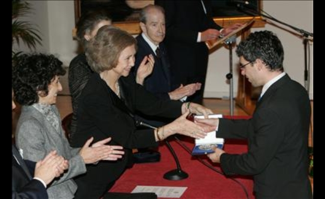 Doña Sofía entrega la Medalla de Oro al artista italiano Michele del Campo