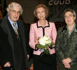 Su Majestad con la subsecretaria de Economía y Hacienda, Juana Lázaro, y el galardonado, Albert Ràfols