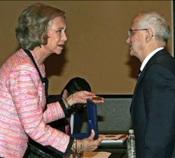 Doña Sofía recibe de Luis Feito la medalla "Zuni-God"