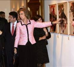 Doña Sofía, durante su visita a la exposición de Luis Feito, acompañada por el artista y la ministra de Cultura