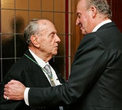 Don Juan Carlos conversa con Manuel Fraga