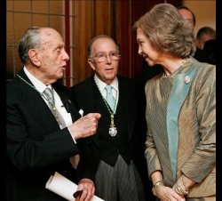 La Reina, con Manuel Fraga, en presencia del secretario de la Real Academia, Marcelino Oreja