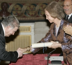 El poeta Antonio Gamoneda recibe de manos de Su Majestad la Reina Doña Sofía el Premio de Poesía Iberoamericana 2006