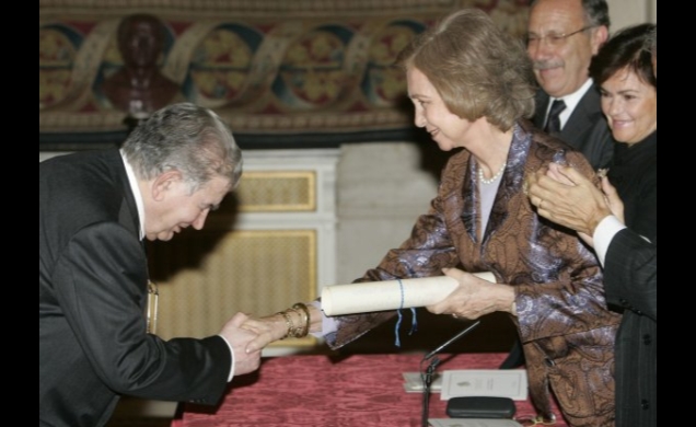 El poeta Antonio Gamoneda recibe de manos de Su Majestad la Reina Doña Sofía el Premio de Poesía Iberoamericana 2006