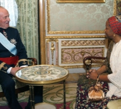 Don Juan Carlos conversa con la Embajadora de la República Democrática de Santo Tomé y Príncipe, Alda Alves de Melo Dos Santos