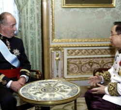 Su Majestad, con el Embajador del Reino de Camboya, Uch Kiman