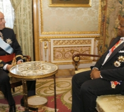 El Rey conversa con el Embajador de la República de Liberia, Dudley McKinley Thomas