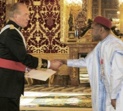Su Majestad recibe las cartas credenciales del Embajador de la República de Níger, Adamou Seydou
