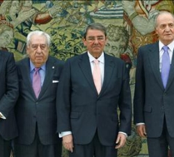 Su Majestad el Rey, con el presidente del Círculo de Empresarios Vascos, Alejandro Echevarría, el presidente de honor, José Miguel de la Rica, y el pr