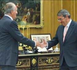 Don Juan Carlos recibe el saludo del presidente del Círculo de Empresarios Vascos, Alejandro Echevarría