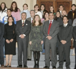La Princesa de Asturias en la foto de familia con los alumnos y profesores que han participado en la elaboración del trabajo sobre los"Derechos d