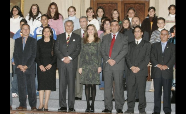 La Princesa de Asturias en la foto de familia con los alumnos y profesores que han participado en la elaboración del trabajo sobre los"Derechos de la 
