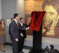 Los Príncipes de Asturias durante el descubrimiento de una placa conmemorativa en la sala dedicada a Federico García Lorca, acompañados por el Preside
