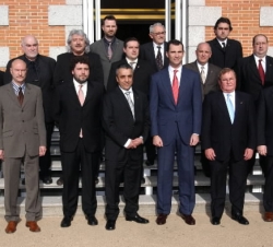 Su Alteza Real el Príncipe de Asturias junto a los integrantes de la Unió de Botiguers i Comerciants de Manresa