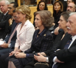 La Reina junto a la presidenta de la Comunidad de Madrid, la Princesa Doña Irene y el presidente de La Caixa