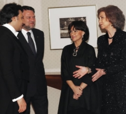 Doña Sofía conversa en el intermedio del concierto con la ministra de Cultura, Carmen Calvo, el alcalde de Sevilla, Alfredo Sánchez Monteseirín, y el 