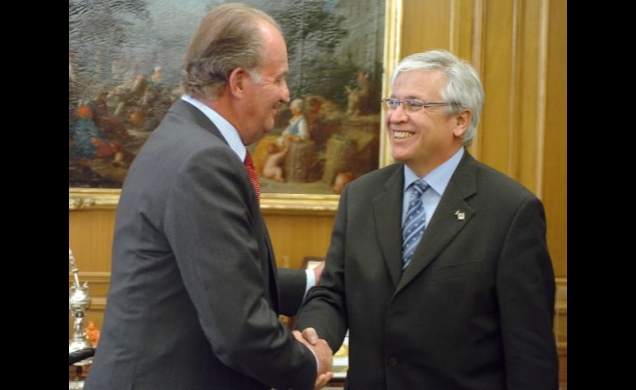 Su Majestad el Rey recibe el saludo del alcalde de Barcelona, Joan Clos