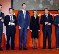 Sus Altezas Reales junto al ganador del IX Premio Nacional al Joven Empresario, Antonio Gómez-Guillamón, y los finalistas Antonio Jesús Mediato, José 