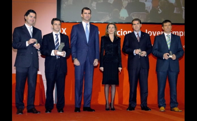 Sus Altezas Reales junto al ganador del IX Premio Nacional al Joven Empresario, Antonio Gómez-Guillamón, y los finalistas Antonio Jesús Mediato, José 
