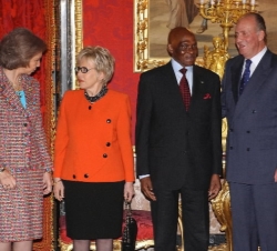 Sus Majestades los Reyes con el presidente de Senegal y señora
