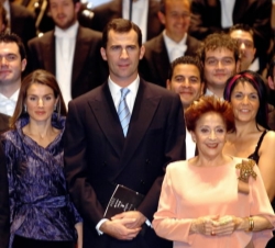 Sus Altezas Reales los Príncipes de Asturias, con la mezzosoprano Teresa Berganza