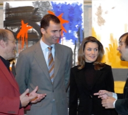 Los Príncipes de Asturias con el presidente y vicepresidente de la Fundación del Diseño, Juli Capella (dcha.), y Claret Serrahima (izda.)