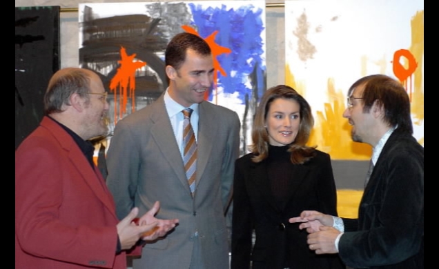 Los Príncipes de Asturias con el presidente y vicepresidente de la Fundación del Diseño, Juli Capella (dcha.), y Claret Serrahima (izda.)