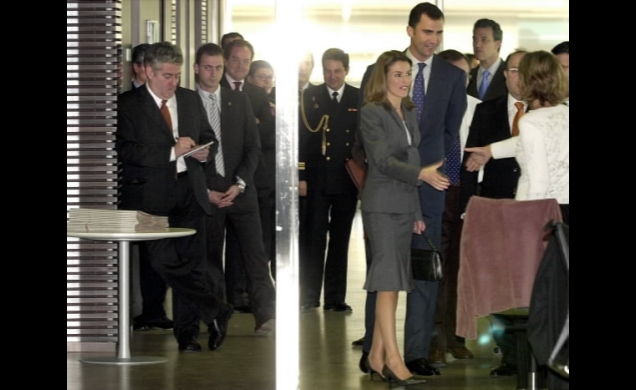 Los Príncipes de Asturias duarnte su visita a las instalaciones del diario "La Vanguardia"