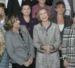 Doña Sofía junto a la representación de las Damas de los tres Ejércitos y de la Guardia Civil