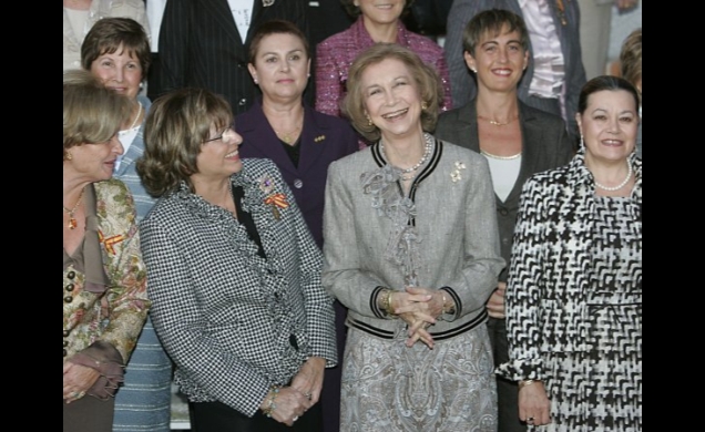 Doña Sofía junto a la representación de las Damas de los tres Ejércitos y de la Guardia Civil