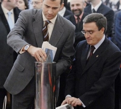 El Príncipe de Asturias junto al alcalde de Lleida, Ángel Ros, coloca la primera piedra del Parque Científico y  Tecnológico Agroalimentario de Garden
