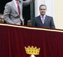 Don Felipe saluda desde el balcón del Ayuntamiento de Hospitalet, acompañado del alcalde de la ciudad, Celestino Corbacho