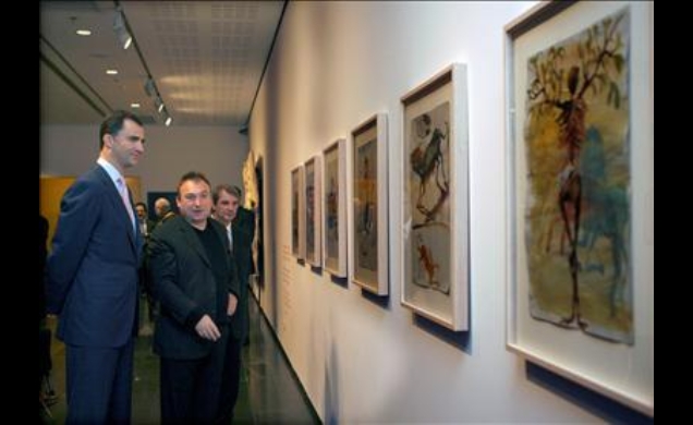 Su Alteza Real atiende a las explicaciones del artista mallorquín Miquel Barceló