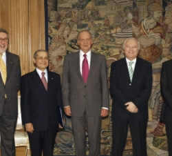 Don Juan Carlos junto a los ministros de Asuntos Exteriores de España y Túnez, Miguel Angel Moratinos y Abdelwaheb Abdallah, el embajador de Túnez en 