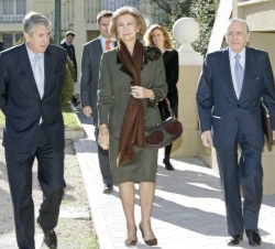 Su Majestad la Reina, junto al presidente y el director general de la Fundación de Ayuda contra la Drogadicción, José Angel Sánchez Asiaín e Ignacio C