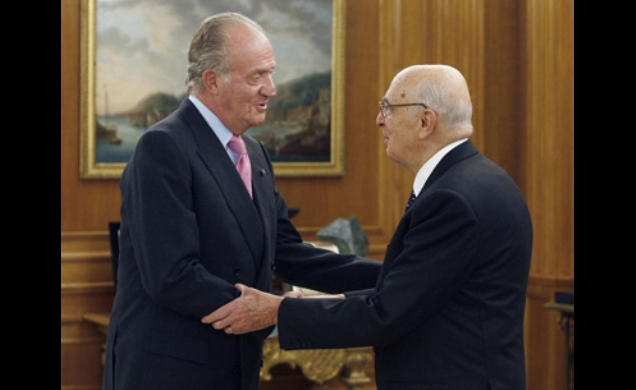 Don Juan Carlos saluda al Presidente de la República italiana, Sr. Giorgio Napolitano
