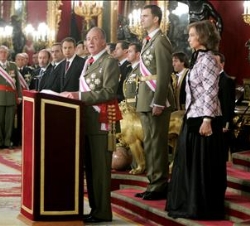 Su Majestad el Rey, durante su discurso, junto a Su Majestad la Reina y Su Alteza Real el Príncipe de Asturias