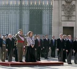 Sus Majestades y Su Alteza Real, durante la interpretación del Himno Nacional