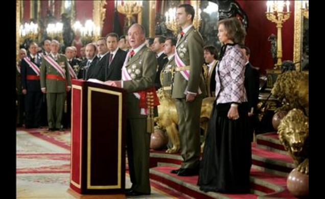 Su Majestad el Rey, durante su discurso, junto a Su Majestad la Reina y Su Alteza Real el Príncipe de Asturias